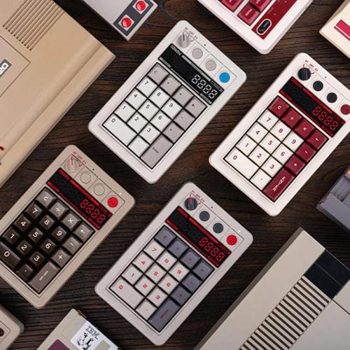 Teclado Numérico Mecánico 8Bitdo Retro18 Versión Red Fami con Conexión Trimodo 2 en 1 para Ordenador