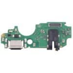 Conector de carga y puerto USB para móvil en placa de circuito.
