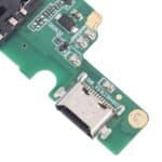 Conector USB en placa de circuito para reparación de teléfonos móviles.
