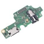 Conector de carga y puerto USB para móvil en placa de circuito.