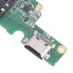Conector USB-C en placa de reparación de teléfonos móviles.